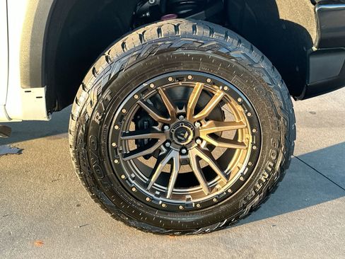 Used 2023 Chevrolet Silverado 1500 ZR2 image 10