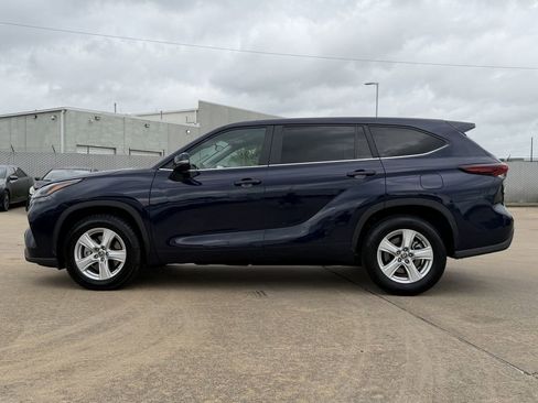 Used 2025 Toyota Highlander LE FWD image 6