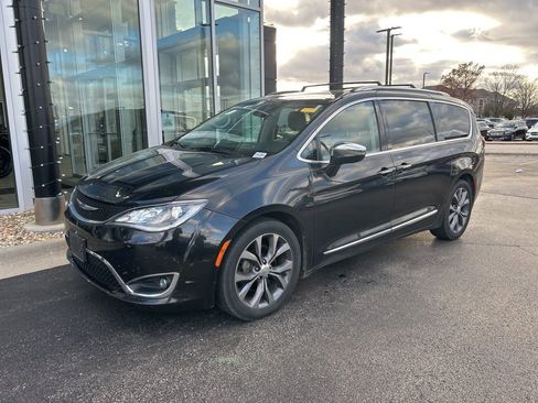 Used 2017 Chrysler Pacifica Limited image 1