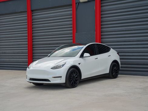 Used 2023 Tesla Model Y Long Range AWD/4WD image 1