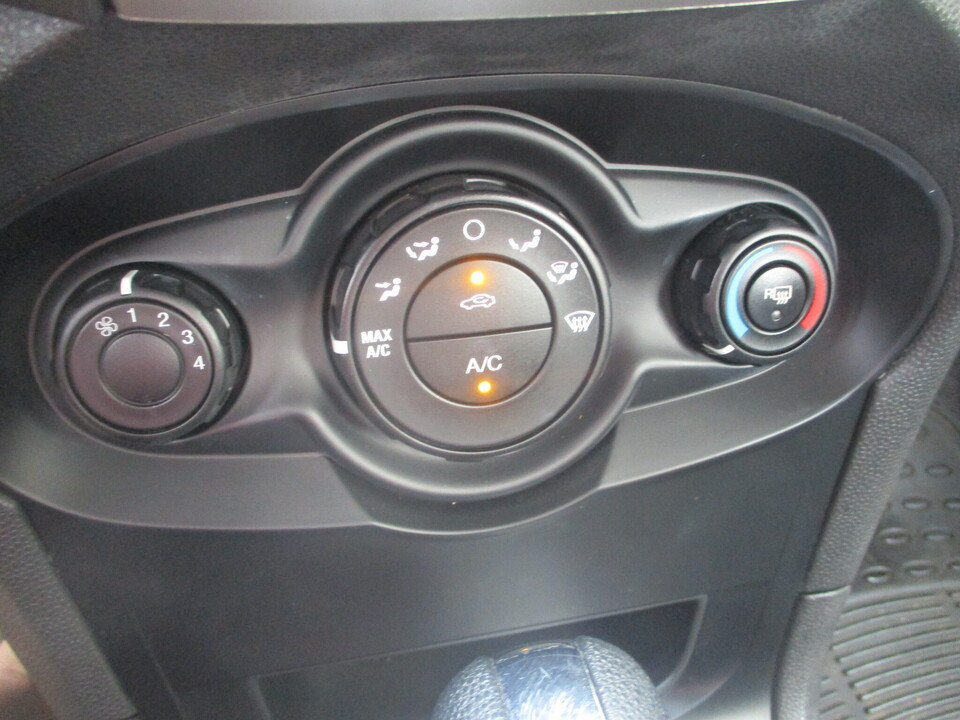 Used 2013 Ford Fiesta SE FWD image 28