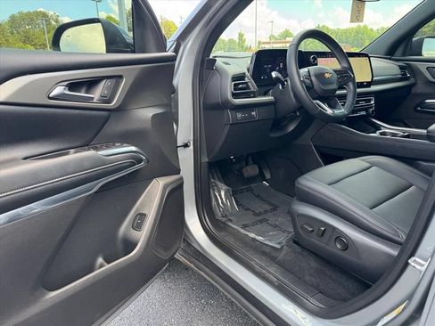 Used 2025 Chevrolet Traverse LT w/ Driver Confidence Package FWD image 15