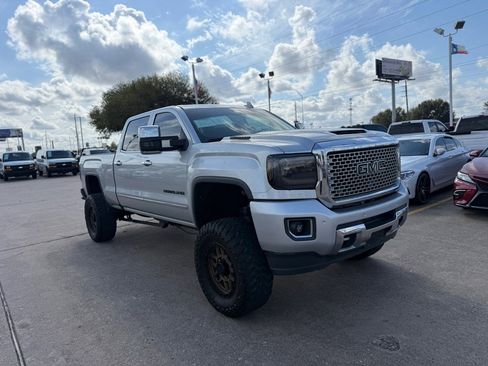 Used 2017 GMC Sierra 2500 Denali w/ Duramax Plus Package image 3