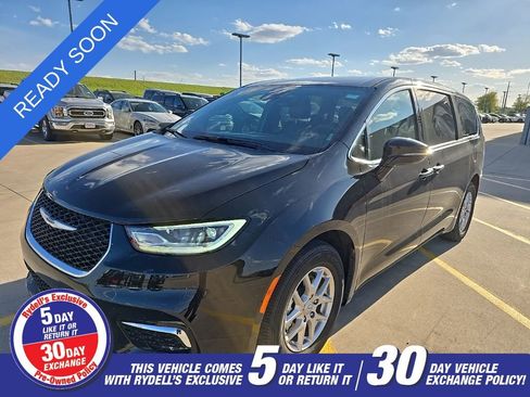 Used 2025 Chrysler Pacifica Select FWD image 1