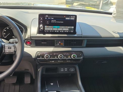 Certified 2025 Honda Pilot Touring image 19