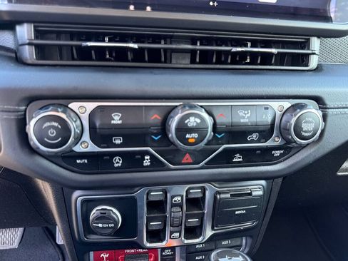 Used 2024 Jeep Wrangler Unlimited Rubicon AWD/4WD image 25