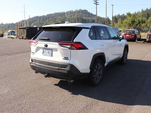 Used 2022 Toyota RAV4 XLE Premium AWD/4WD image 5