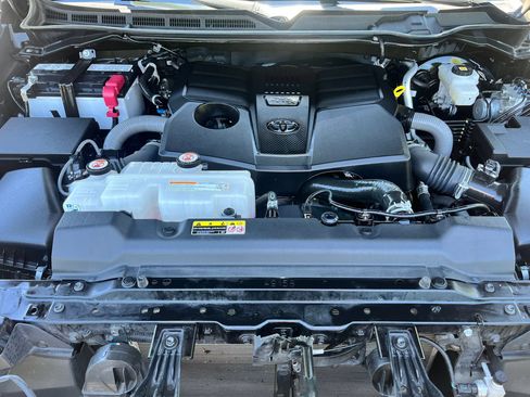Used 2023 Toyota Tundra Platinum AWD/4WD image 33