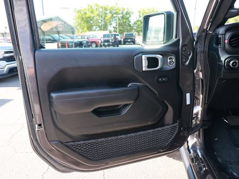 Used 2025 Jeep Wrangler Unlimited Rubicon AWD/4WD image 16