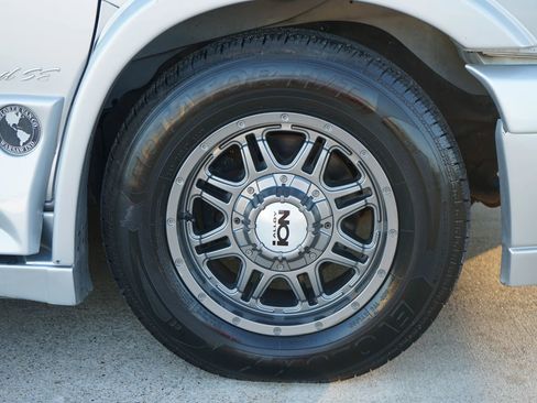 Used 2016 Chevrolet Express 2500 Extended image 4