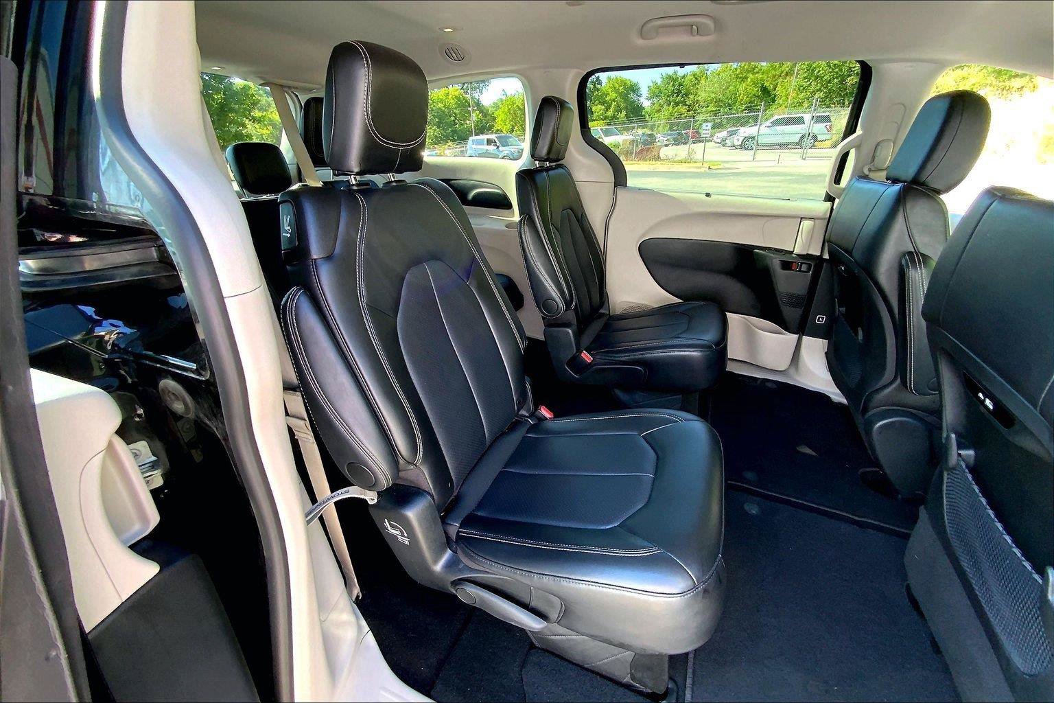 Used 2024 Chrysler Pacifica Touring-L FWD image 25