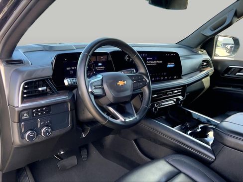 Used 2025 Chevrolet Suburban LT RWD image 17