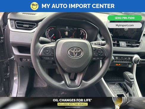 Used 2025 Toyota RAV4 XLE image 9