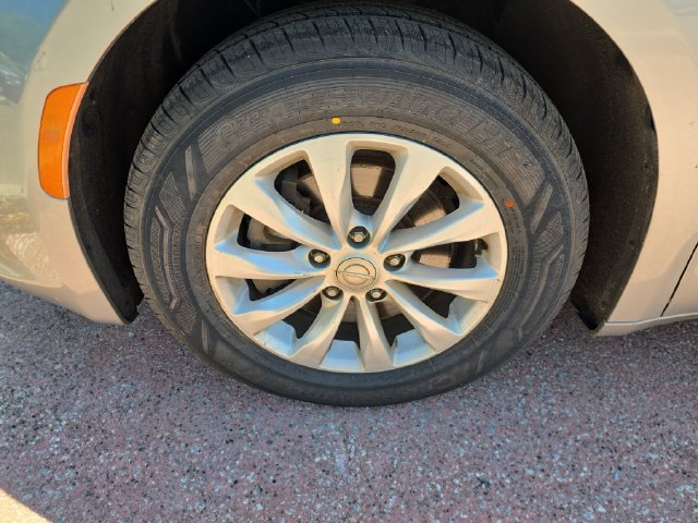 Used 2017 Chrysler Pacifica Touring-L FWD image 22
