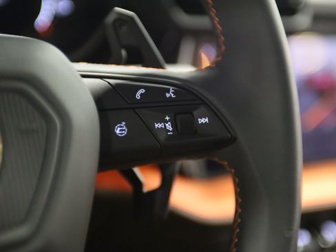 Used 2025 Lamborghini Urus SE AWD/4WD image 21