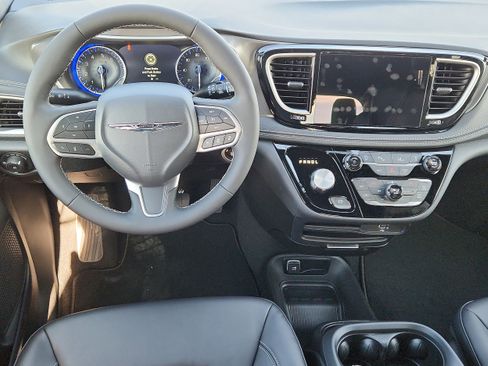 New 2026 Chrysler Pacifica Select image 11