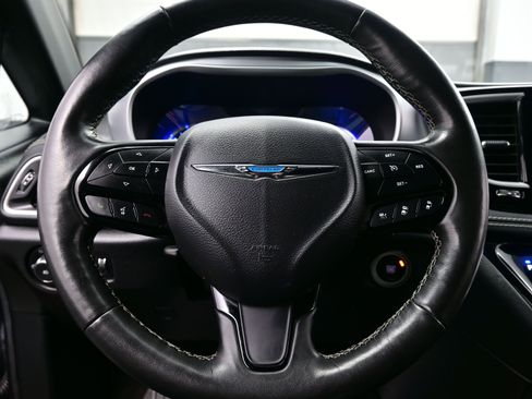 Used 2021 Chrysler Pacifica Touring w/ Uconnect Theater Family Group image 25