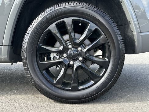 Certified 2022 Jeep Grand Cherokee Laredo X image 16