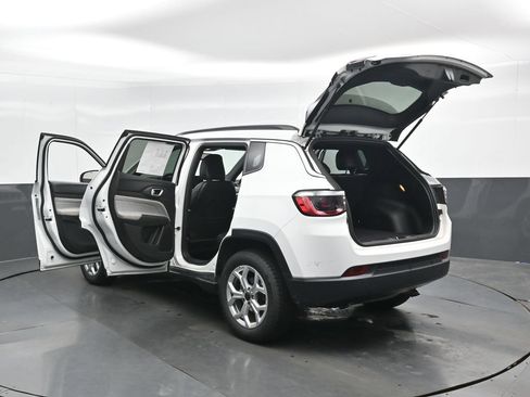 Used 2025 Jeep Compass Latitude AWD/4WD image 44