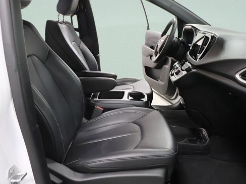 Used 2025 Chrysler Pacifica Select image 28