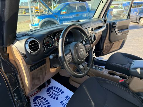 Used 2018 Jeep Wrangler Unlimited Rubicon w/ Connectivity Group image 28