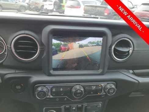 Used 2019 Jeep Wrangler Unlimited Sahara AWD/4WD image 10