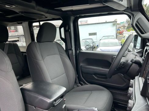 Used 2023 Jeep Wrangler Unlimited w/ Sun & Screen Package image 39