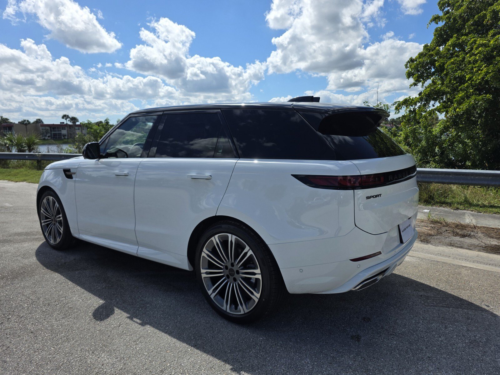 New 2027 Land Rover Range Rover Sport Dynamic SE AWD/4WD image 2