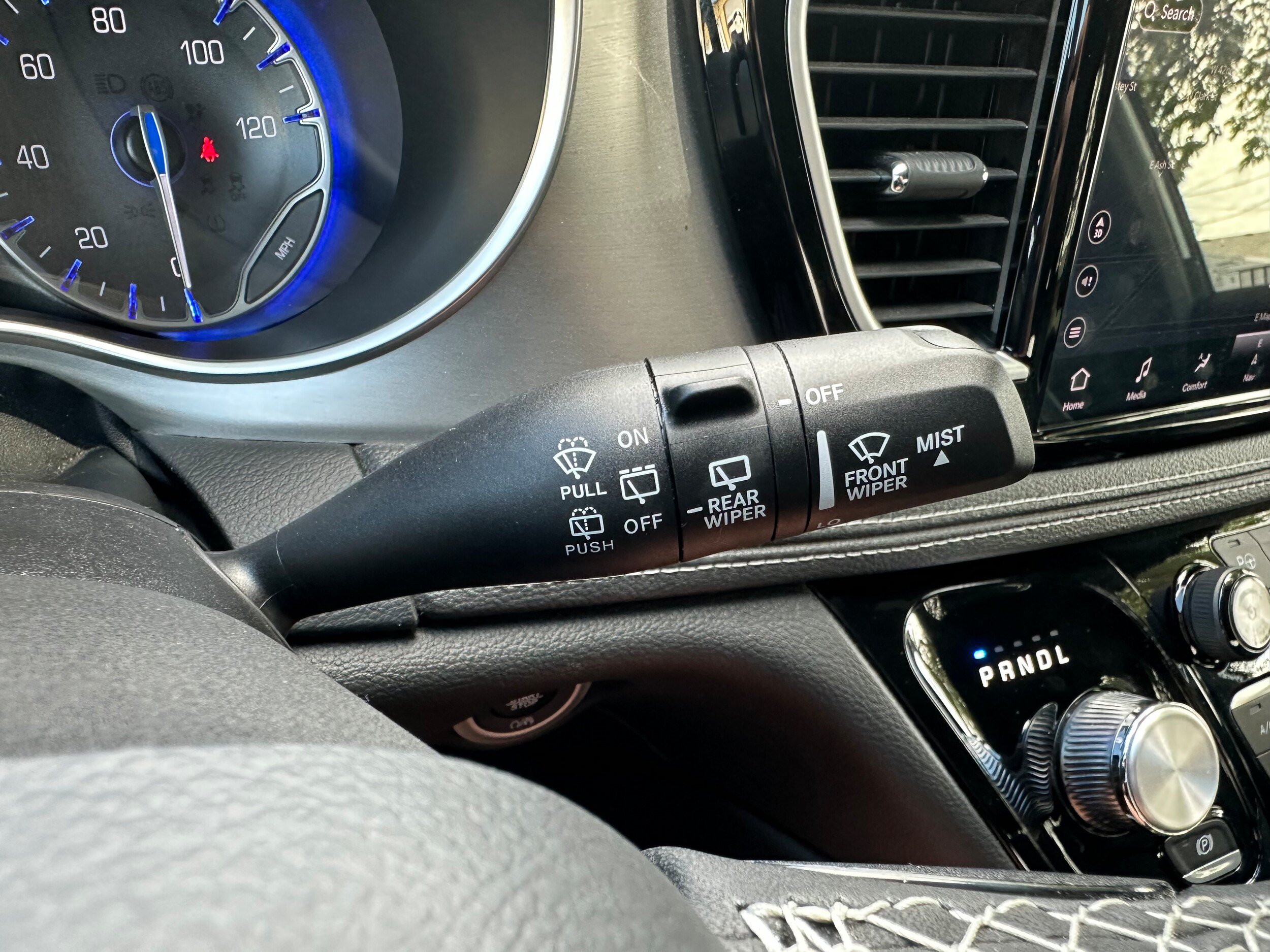 Used 2024 Chrysler Pacifica Limited w/ S Appearance Package FWD image 26