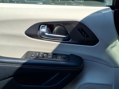 Used 2023 Chrysler Pacifica Touring-L FWD image 25