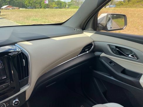 Used 2022 Chevrolet Traverse LT FWD image 31