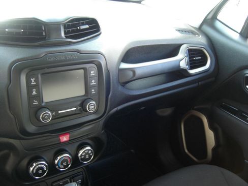 Used 2017 Jeep Renegade Latitude FWD image 9