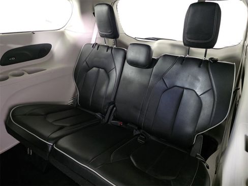 Used 2023 Chrysler Pacifica Limited image 18