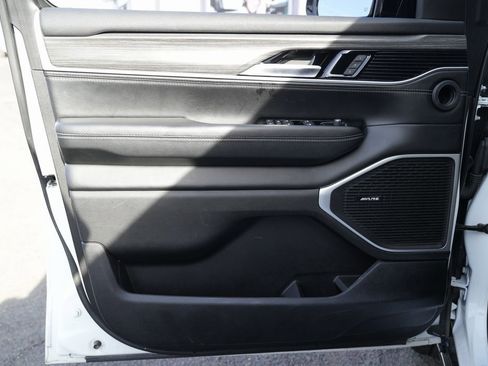 Used 2023 Jeep Wagoneer L Series II image 27