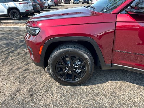 Used 2025 Jeep Grand Cherokee Altitude AWD/4WD image 26