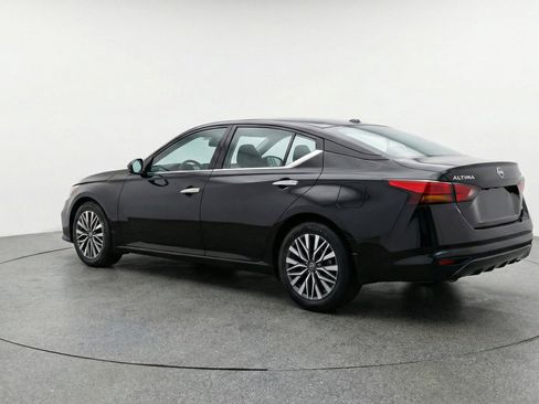 Used 2025 Nissan Altima 2.5 SV FWD image 6
