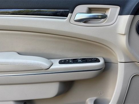 Used 2014 Chrysler 300 image 11
