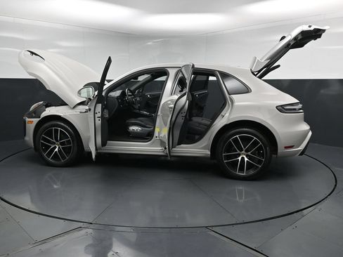 Used 2025 Porsche Macan AWD/4WD image 32
