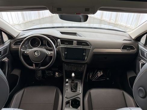 Used 2021 Volkswagen Tiguan SE w/ Panoramic Sunroof Package FWD image 17