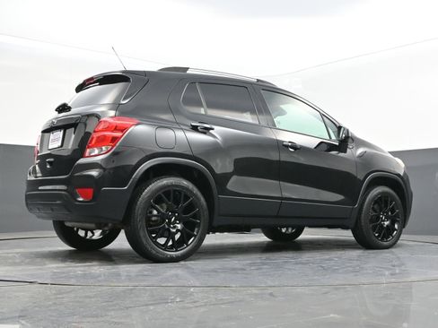 Used 2022 Chevrolet Trax LT w/ Midnight Edition image 39