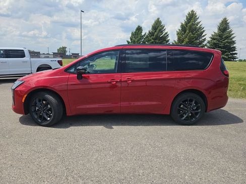 New 2027 Chrysler Pacifica Limited w/ Family Tech Group AWD/4WD image 2
