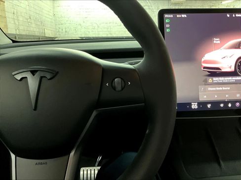 Used 2023 Tesla Model Y Performance image 21