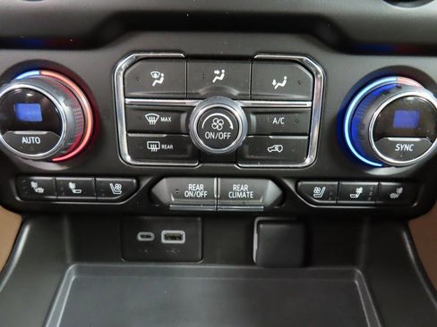 Used 2024 Chevrolet Suburban High Country image 65