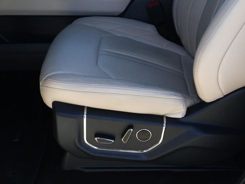 Used 2023 Ford Expedition Platinum image 17