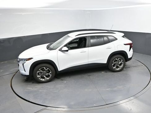 Used 2025 Chevrolet Trax LT FWD image 38