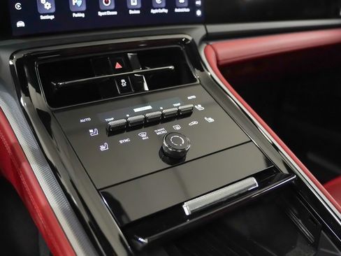 Certified 2025 Porsche Panamera 4 image 33