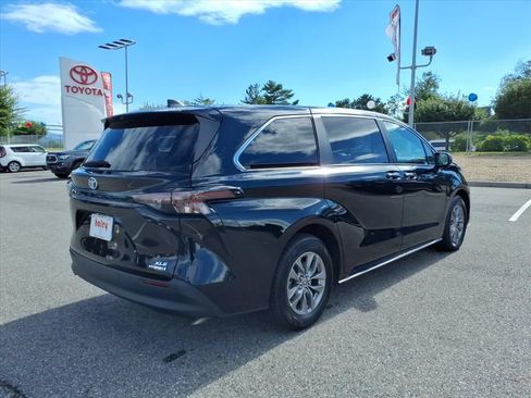 Used 2023 Toyota Sienna XLE FWD image 4