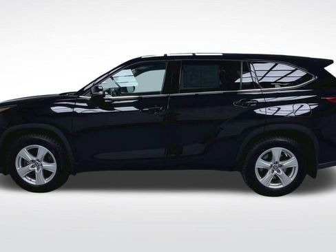Used 2022 Toyota Highlander LE AWD/4WD image 5