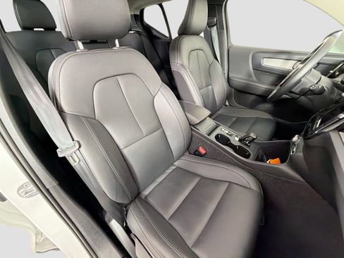 Certified 2025 Volvo XC40 B5 Core image 28