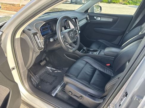 Used 2023 Volvo XC40 B4 Core w/ Convenience Package FWD image 10
